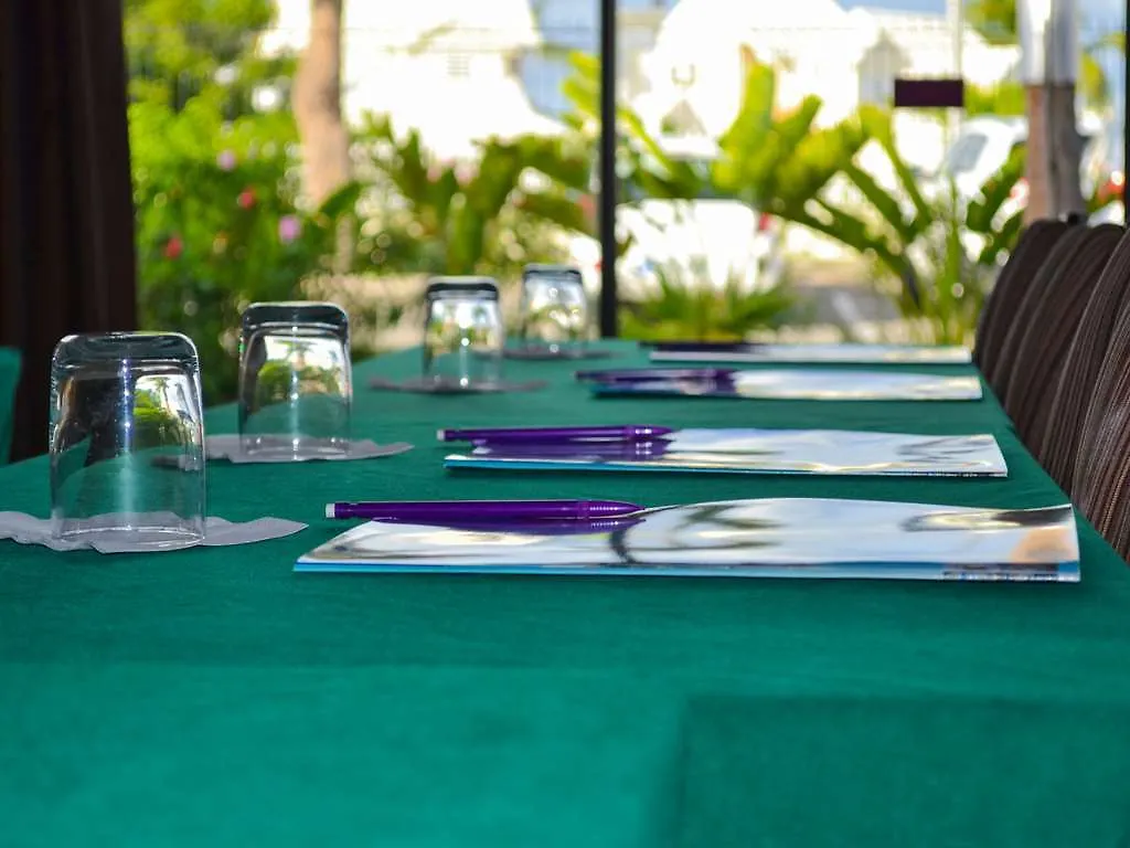 Hommage Hotel & Residences Baie Nettle 4*,